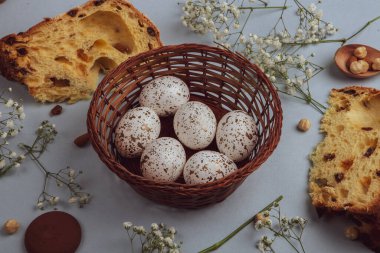 El boyası pastel renkli Paskalya yumurtaları. Mutlu Paskalya tebrik kartları ya da davetiyeler.