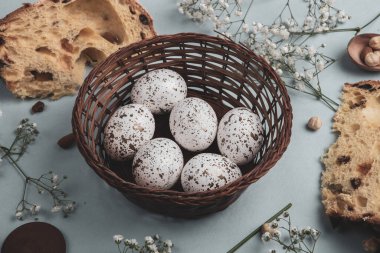 El boyası pastel renkli Paskalya yumurtaları. Mutlu Paskalya tebrik kartları ya da davetiyeler.