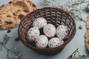 El boyası pastel renkli Paskalya yumurtaları. Mutlu Paskalya tebrik kartları ya da davetiyeler.