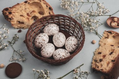El boyası pastel renkli Paskalya yumurtaları. Mutlu Paskalya tebrik kartları ya da davetiyeler.
