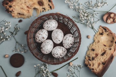 El boyası pastel renkli Paskalya yumurtaları. Mutlu Paskalya tebrik kartları ya da davetiyeler.