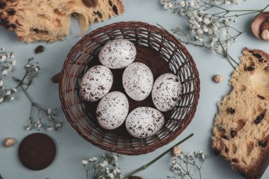 El boyası pastel renkli Paskalya yumurtaları. Mutlu Paskalya tebrik kartları ya da davetiyeler.