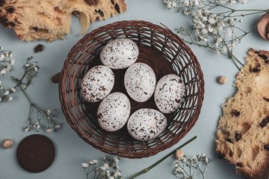 El boyası pastel renkli Paskalya yumurtaları. Mutlu Paskalya tebrik kartları ya da davetiyeler.