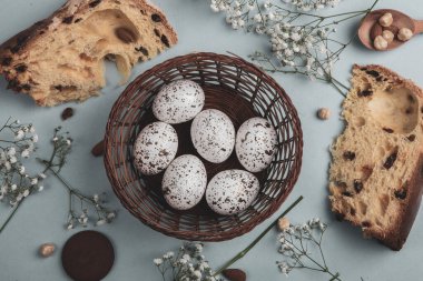 El boyası pastel renkli Paskalya yumurtaları. Mutlu Paskalya tebrik kartları ya da davetiyeler.