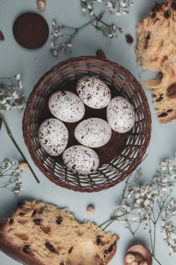 El boyası pastel renkli Paskalya yumurtaları. Mutlu Paskalya tebrik kartları ya da davetiyeler.