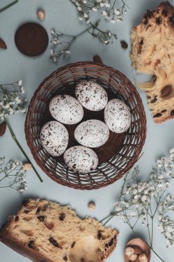 El boyası pastel renkli Paskalya yumurtaları. Mutlu Paskalya tebrik kartları ya da davetiyeler.