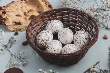 El boyası pastel renkli Paskalya yumurtaları. Mutlu Paskalya tebrik kartları ya da davetiyeler.