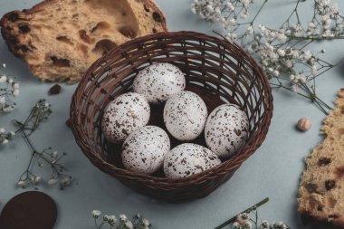 El boyası pastel renkli Paskalya yumurtaları. Mutlu Paskalya tebrik kartları ya da davetiyeler.