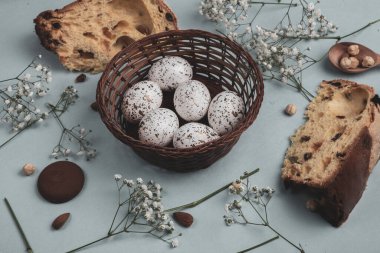 El boyası pastel renkli Paskalya yumurtaları. Mutlu Paskalya tebrik kartları ya da davetiyeler.