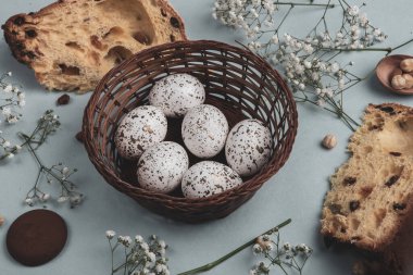 El boyası pastel renkli Paskalya yumurtaları. Mutlu Paskalya tebrik kartları ya da davetiyeler.