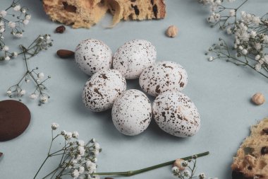 El boyası pastel renkli Paskalya yumurtaları. Mutlu Paskalya tebrik kartları ya da davetiyeler.