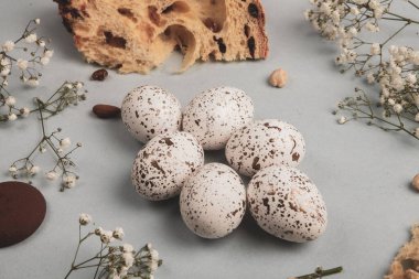 El boyası pastel renkli Paskalya yumurtaları. Mutlu Paskalya tebrik kartları ya da davetiyeler.