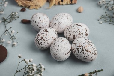 El boyası pastel renkli Paskalya yumurtaları. Mutlu Paskalya tebrik kartları ya da davetiyeler.