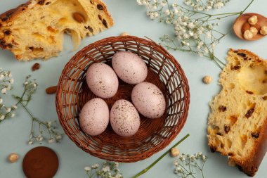 El boyası pastel renkli Paskalya yumurtaları. Mutlu Paskalya tebrik kartları ya da davetiyeler.