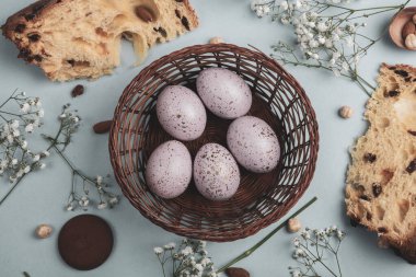 El boyası pastel renkli Paskalya yumurtaları. Mutlu Paskalya tebrik kartları ya da davetiyeler.