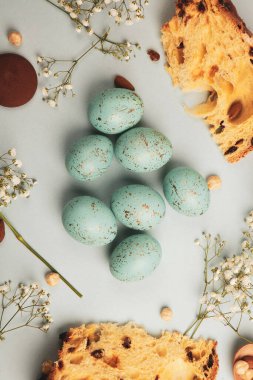 El boyası pastel renkli Paskalya yumurtaları. Mutlu Paskalya tebrik kartları ya da davetiyeler.