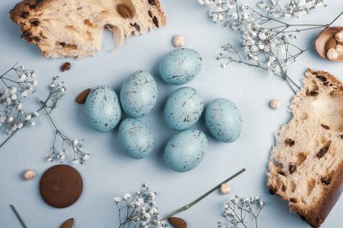 El boyası pastel renkli Paskalya yumurtaları. Mutlu Paskalya tebrik kartları ya da davetiyeler.