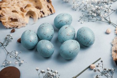 El boyası pastel renkli Paskalya yumurtaları. Mutlu Paskalya tebrik kartları ya da davetiyeler.