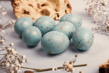 El boyası pastel renkli Paskalya yumurtaları. Mutlu Paskalya tebrik kartları ya da davetiyeler.