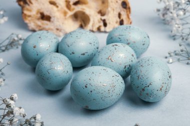 El boyası pastel renkli Paskalya yumurtaları. Mutlu Paskalya tebrik kartları ya da davetiyeler.