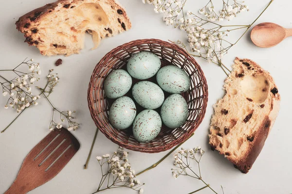 El boyası pastel renkli Paskalya yumurtaları. Mutlu Paskalya tebrik kartları ya da davetiyeler.