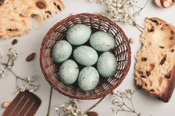 El boyası pastel renkli Paskalya yumurtaları. Mutlu Paskalya tebrik kartları ya da davetiyeler.