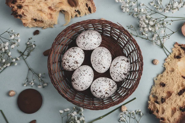 El boyası pastel renkli Paskalya yumurtaları. Mutlu Paskalya tebrik kartları ya da davetiyeler.