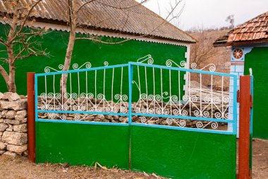 Moldova 'nın Rogojeni köyünden güzel geleneksel Moldova renkli evler