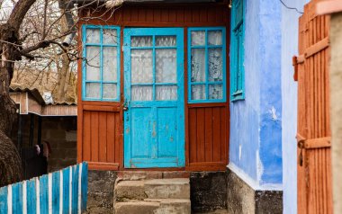 Moldova 'nın Rogojeni köyünden güzel geleneksel Moldova renkli evler