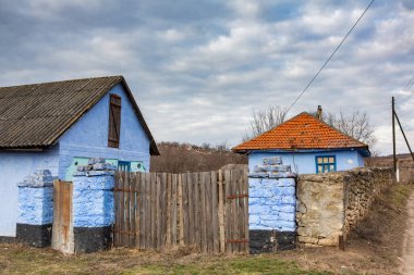 Moldova 'nın Rogojeni köyünden güzel geleneksel Moldova renkli evler