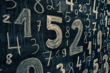 Rakamların geçmişi. Sıfırdan dokuza kadar. Sayıların dokusu. Mali veri kavramı. Matematik. Sayılarla kusursuz desen. finansal kriz konsepti. İş başarısı.