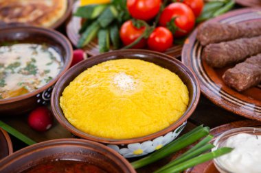 Turta, polenta, borş, sebze, balık, et, güveç, peynir ve şarap ile ev yapımı Romen yemekleri. Romanya ve Moldova Cumhuriyeti 'nden geleneksel yemekler