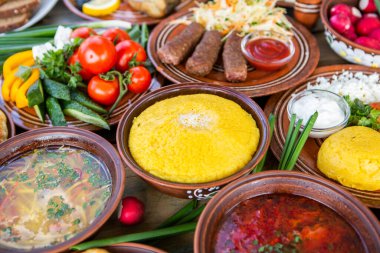 Turta, polenta, borş, sebze, balık, et, güveç, peynir ve şarap ile ev yapımı Romen yemekleri. Romanya ve Moldova Cumhuriyeti 'nden geleneksel yemekler