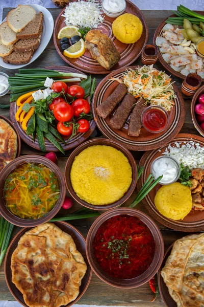 Comida Rumana Casera Con Pasteles Polenta Borscht Verduras Pescado Carne — Foto de Stock