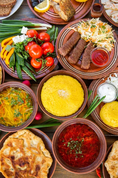 Zelfgemaakt Roemeens Eten Met Taarten Polenta Borsjt Groenten Vis Vlees — Stockfoto