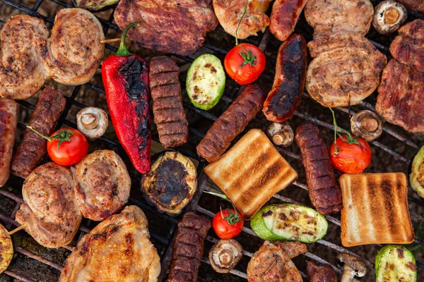 Eine Große Auswahl Gegrilltem Fleisch Auf Dem Feuer Draußen Picknick — Stockfoto