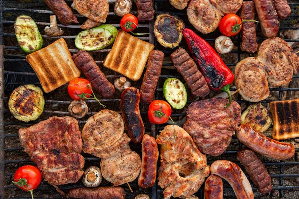 Una Gran Variedad Carne Parrilla Fuego Exterior Picnic Con Carne — Foto de Stock