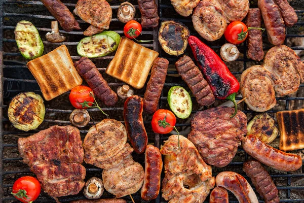 Eine Große Auswahl Gegrilltem Fleisch Auf Dem Feuer Draußen Picknick — Stockfoto
