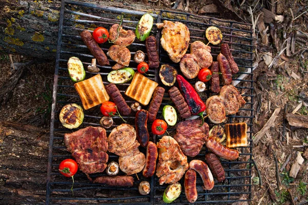 Een Grote Verscheidenheid Aan Gegrild Vlees Het Vuur Buiten Picknick — Stockfoto