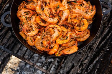 Vahşi doğada kızartma tavasında pişmiş taze karides. Taze yiyeceklerle doğada dinlen.