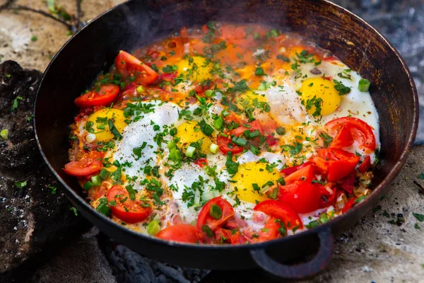 Яйця Приготовані Овочами Сковороді Вогні Лісі Приготування Яєць Відкритому Вогні — стокове фото