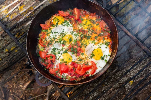Yumurtalar Ormanda Ateşte Tavada Sebzelerle Hazırlandı Açık Ateşte Çırpılmış Yumurta — Stok fotoğraf