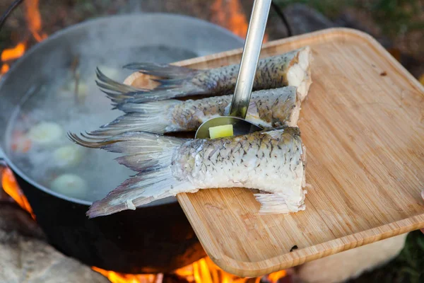 Fischsuppe Über Offenem Feuer Zubereitet Fischsuppe Über Offenem Feuer Einem — Stockfoto