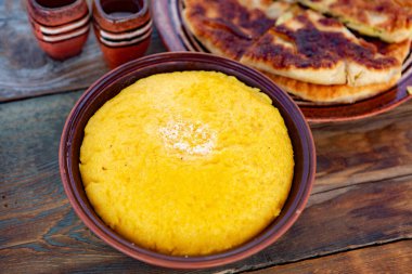 Polenta, mısır unundan yapılmış, kitap ve peynirle servis edilen bir yemektir. Romanya ve Moldova Cumhuriyeti 'nde geleneksel gıda