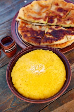 Polenta, mısır unundan yapılmış, kitap ve peynirle servis edilen bir yemektir. Romanya ve Moldova Cumhuriyeti 'nde geleneksel gıda