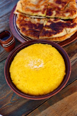 Polenta, mısır unundan yapılmış, kitap ve peynirle servis edilen bir yemektir. Romanya ve Moldova Cumhuriyeti 'nde geleneksel gıda