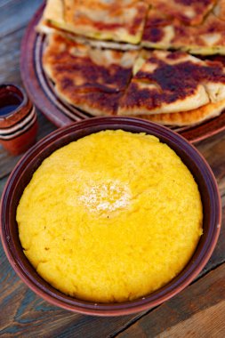 Polenta, mısır unundan yapılmış, kitap ve peynirle servis edilen bir yemektir. Romanya ve Moldova Cumhuriyeti 'nde geleneksel gıda