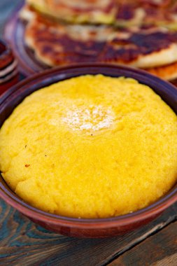 Polenta, mısır unundan yapılmış, kitap ve peynirle servis edilen bir yemektir. Romanya ve Moldova Cumhuriyeti 'nde geleneksel gıda
