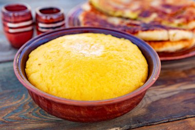 Polenta, mısır unundan yapılmış, kitap ve peynirle servis edilen bir yemektir. Romanya ve Moldova Cumhuriyeti 'nde geleneksel gıda