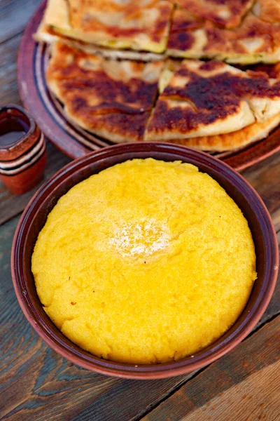 Polenta, mısır unundan yapılmış, kitap ve peynirle servis edilen bir yemektir. Romanya ve Moldova Cumhuriyeti 'nde geleneksel gıda